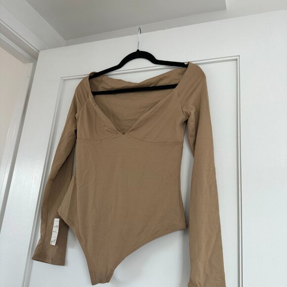 NWT Alix NYC Jansen Bodysuit Long Sleeves Wide V-Neck Size Medium In Tan - Picture 5 of 10